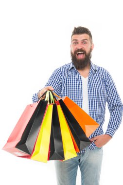 Büyük seçimler büyük alımları. Mutlu hipster beyaz izole kağıt torbalar alımları tutan. Vahşi sakallı adam moda alımları ile gülümsüyor. Impuls alımları