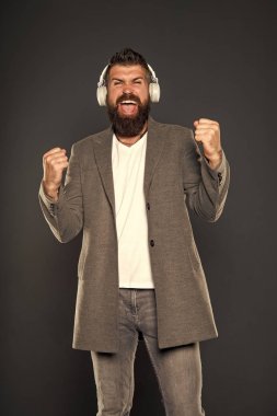 Hipster modern teknoloji Gadget'ı kulaklıklar giymek. Mükemmel ses. Müzik kitaplığı konsepti. Müzik ile yürüme. Yaşam tarzı kentsel vatandaş. Müzik her zaman benimle. Adam dinleme müzik kablosuz kulaklık