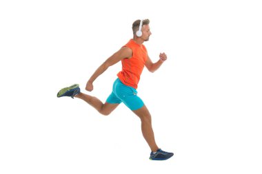 Favori parça listesi ile rahat egzersiz. Spor için kablosuz kulaklıklar. Modern kulaklık konsepti. Adam yakışıklı traşsız sporcu müzik kulaklık gadget dinlerken. Motivasyon için müzik dinleyin