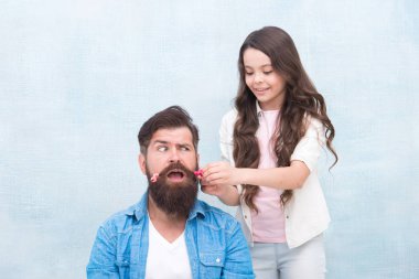 Sağlıklı bir açıklık dozuyla her baba kız yetiştirmede başarılı olabilir. Çocuk saç modeli stil baba sakal yapma. Ebeveyn olmak, çocuk ilgi alanları için mevcut olmak anlamına gelir. Saç modelini değiştir. Komik saç modeli oluşturun