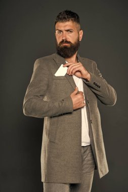 Adam hipster tutun plastik boş kart sakallı. Bankacılık ve kredi kavramı. Plastik banka kartı. Kolay para kredi. Hangi banka kartı almak kolay. Kolay alışveriş. Kredi kartı size özgürlük ve güven verir