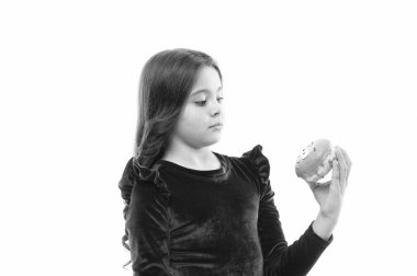 donat ile küçük çocuk. çocuk moda ve güzellik. mutlu çocuk günü. tatlı hayat. sağlıklı beslenme ve diyet. Gıda. Diş Bakımı. Kırmızı elbiseli küçük kız. çocukluk ve mutluluk. Arsız küçük kız