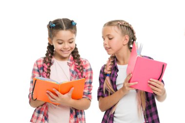 Okuma becerileri. Kitap tutan sevimli küçük çocuklar. Okul egzersiz kitapları ile sevimli küçük kızlar. Yazmak için etkinlik kitapları hazırlamak. Dil eğitimi. Bilgiye ulaşmak. Eğitim kavramı