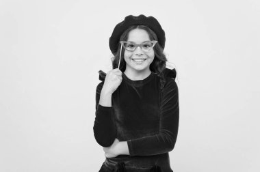 İyi eğlenceler sağlar. Parti aksesuarları kavramı. Hazır parti başlıyor. Çocuk uzun saç ve şık şapka ile. Doğum günü partisi fotoğraf booth sahne. Kız gözlük parti özniteliğiyle neşeli poz evlat