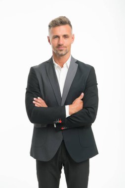 Çok şıksın. Etkinlik için şık bir kıyafet. Centilmen modern berber. Berber dükkanı konsepti. Yakışıklı, maço bir adam smokin giyer. Berber dükkânı damadı. Moda kıyafetleri. Kiralık takım elbise servisi