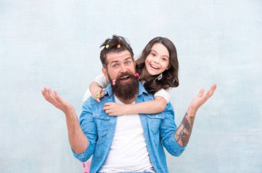Kız kuaförü. Babalığın tadını çıkar. Mutlu an. Kız yetiştirme. Komik saç modeli oluşturun. Çocuk saç modeli stil baba sakal yapma. Ebeveyn olmak, çocuk ilgi alanları için mevcut olmak anlamına gelir. Saç modelini değiştirin
