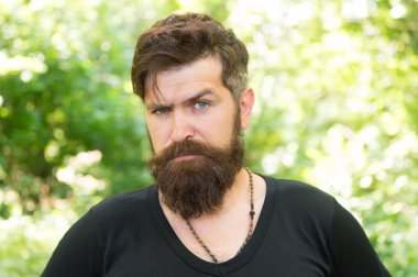 Yüz bakımı. Vahşi doğa hayatta kalma rehberi. Adam sakallı hipster parlak yeşillik arka plan. Adam yaz ormanında rahatla. Sakallı ve bıyıklı yakışıklı adam yaz tatili. Yaz Sıcağı mevsimi konsepti