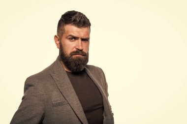 Sakallı ve serin. Hippi görünümü. Sakal moda ve Kuaför kavramı. Adam sakallı hippi şık moda ceket. Kuaför ipuçları sakal korumak. Şık sakal ve bıyık sonbahar ve kış sezon