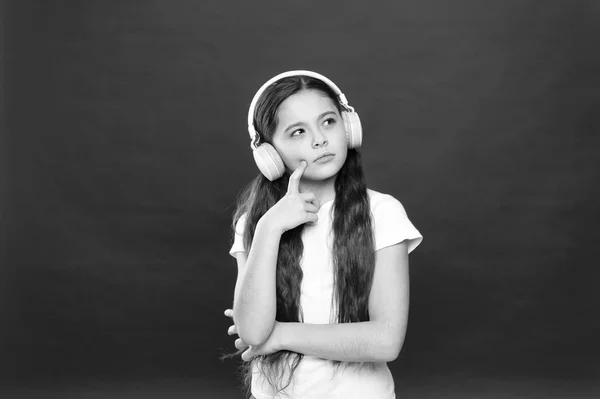 学习外语。使用技术进行休闲或教育的小孩。小女孩听音乐。戴立体声耳机的小女孩。带无线耳机的可爱音乐风扇 — 图库照片