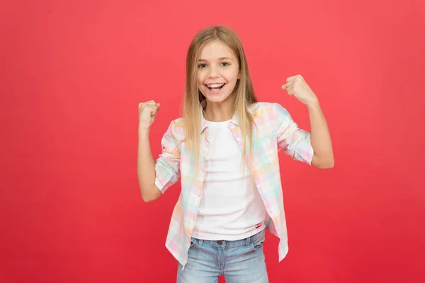 Geweldig gevoel. Gelukkige kindertijd. Meisje kind glimlachend gezicht uitdrukking op rode achtergrond. Positieve emoties concept. Gelukkige Kinder dag. Elke dag gelukkig zijn. Schoolmeisje casual stijl emotionele Kid — Stockfoto