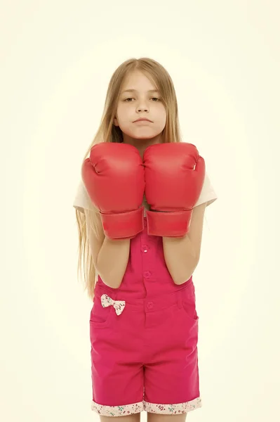 Flicka i röd boxningshandskar isolerade på vitt. Lilla barnets leende och boxning. Redo att kämpa. Bedårande boxare. Kraft och styrka. Kid boxare redo att slåss. Jag kan försvara mig själv. Stansning. Sport träning — Stockfoto