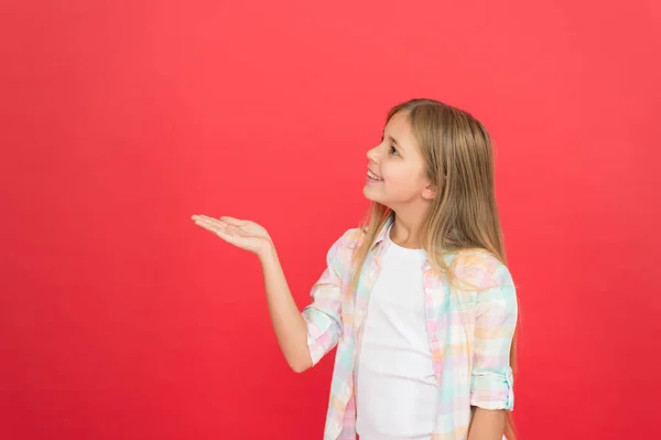 Sehen Sie sich das an. Positive Emotionen. Glücklicher Kindertag. Jeden Tag glücklich zu sein. Schulmädchen lässigen Stil emotionales Kind. glückliche Kindheit. Mädchen niedlich Kind lächelnd Gesichtsausdruck auf rotem Hintergrund — Stockfoto