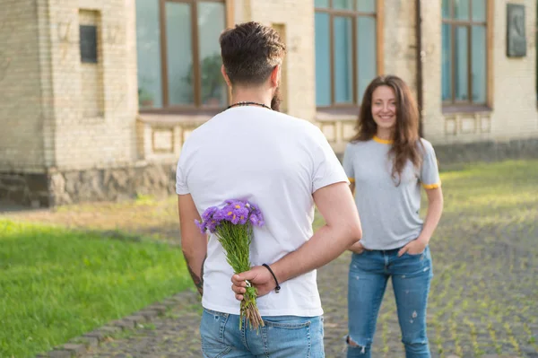 Règles d'or rendez-vous parfait. Un bonheur simple. Une idée de rencard romantique. Guy a préparé un bouquet surprise pour sa copine. De vrais sentiments. Un hipster barbu tombe amoureux. Réunion de couple pour un rendez-vous. Homme donnant des fleurs — Photo