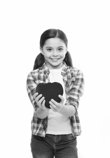Mig till dig. Hälsning från uppriktigt hjärta. Flicka söt barn hålla hjärtat symbol kärlek. Fira Alla hjärtans dag. Kärlek och romantiska känslor koncept. Rött hjärta-attributet för valentine. Hjärtat gåva eller present — Stockfoto