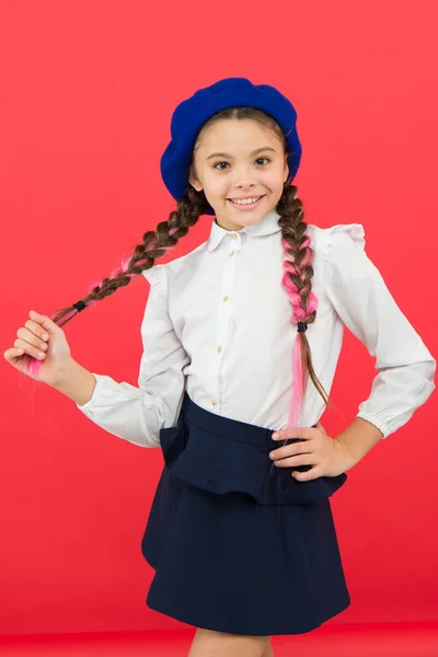 Falas francês? Conceito de moda escolar. A estudante usa uniforme escolar formal e chapéu de boina. Criança linda menina longo trançado cabelo. Estilo chique. Menina com tranças pronto para a escola — Fotografia de Stock