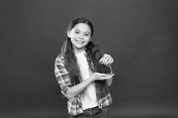 Celebre o dia dos namorados. Férias do dia das mães. A tradição celebra o dia dos namorados. Amor sincero. Sê o meu namorado. Amor familiar. Menina bonito criança com corações. Menina criança com cabelos longos fundo vermelho — Fotografia de Stock