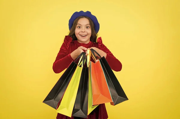 Internationaler Kindertag. Geburtstags- und Weihnachtsgeschenke. kleines Mädchen mit Einkaufstaschen. großen Verkauf in Einkaufszentrum. Viel Spaß beim Online-Shopping. Schwere Säcke. Einfach und schnell — Stockfoto