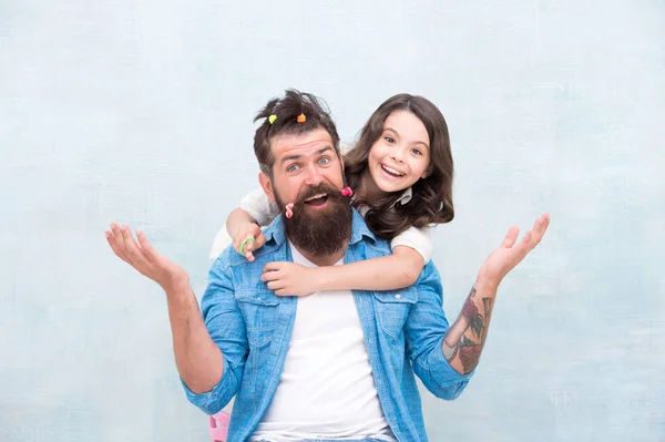 Cabeleireiro filha. Desfruta da paternidade. Um momento feliz. Raising girl. Criar penteado engraçado. Criança fazendo penteado styling pai barba. Ser pai significa estar presente para interesses infantis. Mudar penteado — Fotografia de Stock