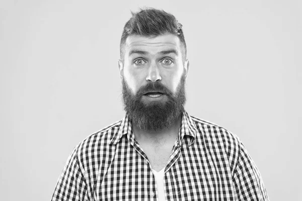 Hipster con barba e baffi espressione emotiva sorpresa. Maschio sorpreso rustico. Notizie sorprendenti. Uomo hipster barbuto chiedendo faccia sfondo giallo da vicino. ragazzo sorpreso faccia espressione — Foto Stock