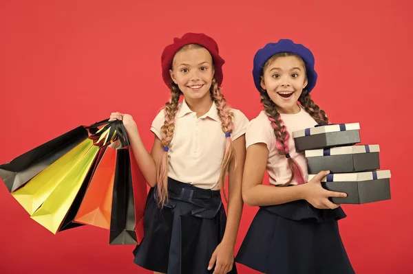 쇼핑몰에서 큰 판매입니다. 쇼핑 봉투와 함께 작은 여자 아이입니다. 생일과 크리스마스 선물입니다. 즐거운 온라인 쇼핑입니다. 국제 어린이 날. 우정과 자매입니다. 온라인 상점 — 스톡 사진