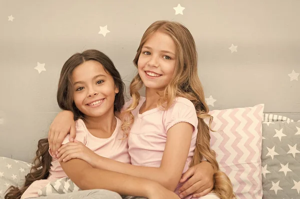 de jolies petites filles organisent une soirée pyjama assises