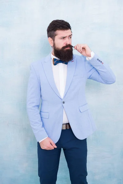 Verklaring met zijn prachtige knapperige pak jas. Stylist mode-expert. Pak stijl. Mode trends voor bruidegom. Bruidegom bebaarde hipster draagt lichtblauwe smoking en vlinderdas. Huwelijksdag. Stijlvolle bruidegom — Stockfoto