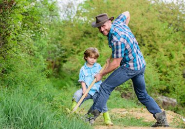 Doğada sevimli çocuk kovboy baba ile eğlenmek. Hazineleri bulun. Küçük çocuk ve baba kürek hazineleri arıyor. Mutlu çocukluk. Hazineler için Macera avcılık. Bahçede küçük yardımcı