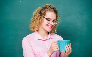 Okula geri dön. Kahve bağımlısı. Yudum şarj vücut ve zihin. Kafein dozu. Öğretmen gözlükleri kahve tebeşir tahtası arka plan içmek. Kadınlar derslerden önce kahvenin tadını çıkarır. Tüm gün için enerji yükü