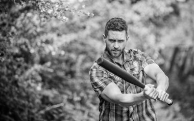 Ben bir suçluyum. açık hava spor aktivitesi. Holigan adam sopayı vuruyor. Haydut çetesi ve çatışma. saldırganlık ve öfke. enerji dolu. traşsız kaslı adam mücadele. Beyzbol sopası olan adam. Güçlü olun