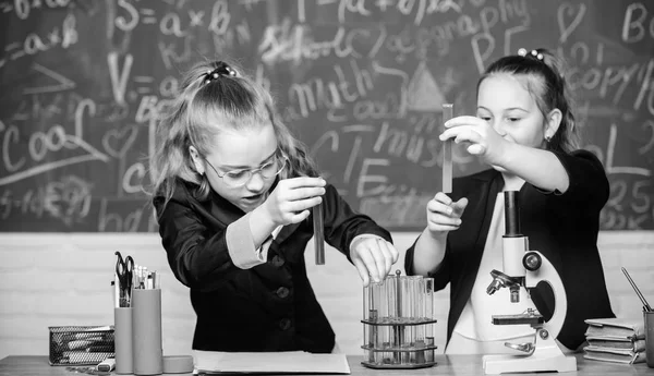 Uniforme escolar meninas animado provando sua hipótese. Estudantes de Ginásio com estudo aprofundado de ciências naturais. Investigação do projecto escolar. Experiência escolar. Escola para crianças dotadas — Fotografia de Stock