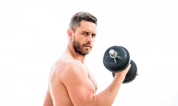 Fitness y musculación deportiva. Concepto de entrenamiento de gimnasio. Gimnasio maniquí. Hombre musculoso haciendo ejercicio con mancuerna. El precio de la grandeza es responsabilidad. Deportista con torso fuerte. Equipo de gimnasio —  Fotos de Stock