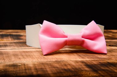 Esthete detayı. Modern resmi tarz. Moda aksesuarı. ahşap arka plan üzerinde erkek papyon. vintage ve retro tarzı. Damat düğünü. Düğün aksesuarları. Zarif bir görünüm. İnek üzerinde yakın çekim