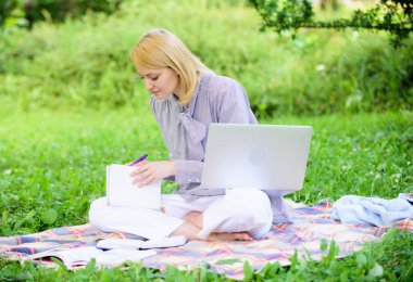 Online veya serbest kariyer fikirleri kavramı. Serbest kariyere başlayan rehber. İş kadını dışarıda serbest çalışıyor. Dizüstü bilgisayarı olan kadın halı çayırında otursun. Serbest çalışmaya başlama adımları