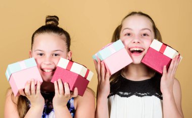 Çocuklar. Yetenekli küçük kardeşler. - Sürpriz. Aile kardeşliği tebrikleri. İyi ki doğdun Tatil kutlaması. Boks günü. Noel alışverişi. Şimdiki kutulu küçük kızlar