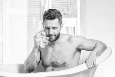 Kişisel hijyen. Hijyene dikkat edin. Parçaların gövdesini temizliyor. Hijyen konsepti. Banyo fiziksel egzersiz daha büyük etkisi ruh hali var. Adam sakallı hipster sünger temizleme cilt kullanın. Erkekler için duş jeli