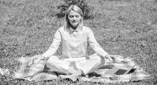 Encuentra un minuto para relajarte. Mujer relajante practicando meditación. Meditar todos los días. Razones por las que deberías meditar todos los días. Despeja tu mente. Chica meditar en alfombra verde hierba pradera naturaleza fondo —  Fotos de Stock