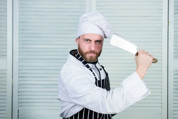 O homem usa avental na cozinha. O homem usa uma faca afiada. Tipos de facas. Ferramenta profissional faca afiada. Chef escolher ferramentas profissionais. Chef segurar ferramenta faca cutelo pronto para cortar ingredientes — Fotografia de Stock