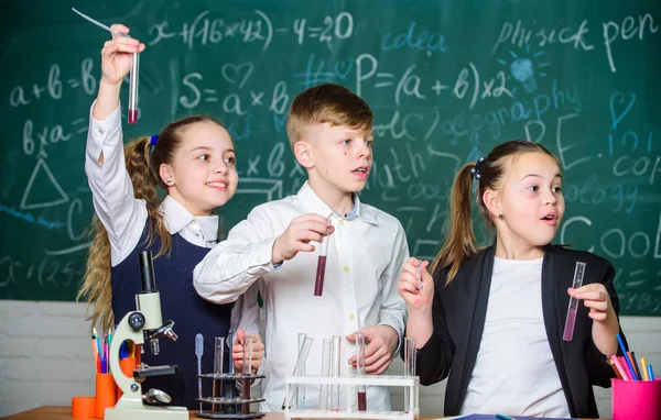 Equipo de química. Educación en química. Niños felices. Lección de química. estudiantes haciendo experimentos de biología con microscopio en laboratorio. Niños pequeños aprendiendo química en el laboratorio escolar. Médico de confianza —  Fotos de Stock