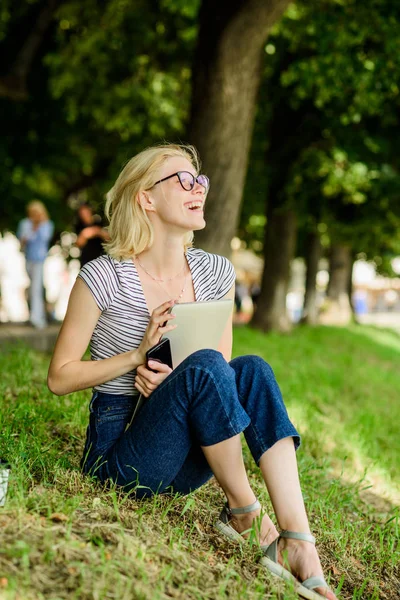 Educazione. estate online. Blogger crea contenuti per i social network. donna ha affari online. Comunicazione web. Blogger diventando ispirato dalla natura. scrittore con quaderno. ragazza con computer portatile — Foto Stock