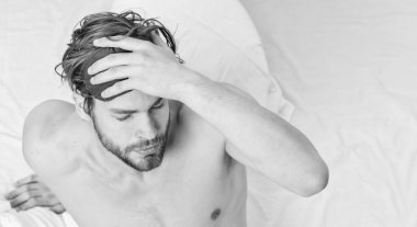 Neşeli genç adam sabah uyku sonra uyanıyor. Genç adam sabah uyanma sırasında germe. Yatakta uyuyan seksi kas gencin üstten görünüm.