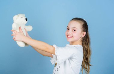 Çocuk bakımı. Çocukluk kavramı. Güzel küçük kız favori oyuncak ile mutlu yüz gülümseyen. En iyi dostlar. Mutlu çocukluk. Hayali bir arkadaş. Küçük kız yumuşak oyuncak oyuncak ayı ile oynamak. Tatlı çocukluk