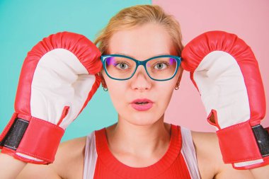 Zihinsel ve fiziksel olarak güçlü. Akıllı ve güçlü. Kadın boks eldivenleri gözlükleri ayarlar. Güç veya akıl la kazanın. Güçlü akıl zafer sözü. Kendimi nasıl savunduğumu biliyorum. Gücüne güveniyorum.