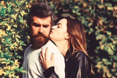 Erkek ve kadın romantik sonbahar ağaçlar arka yüzündeki ile.