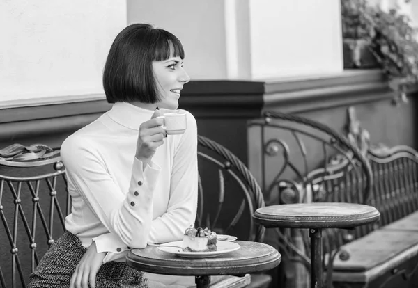 Miluje sladkosti. Žena atraktivní elegantní brunetka jíst gurmánské dort café terasy pozadí. Příjemný čas a relaxaci. Lahodné koláče. Dívka relax kavárna s dort dezert. Gurmánský koncept — Stock fotografie