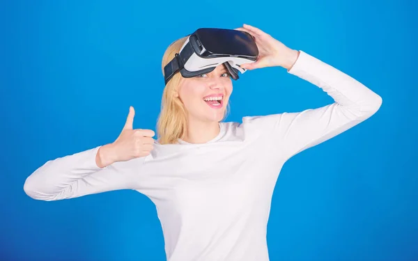Lenyűgözött a fiatal nő megérintette a levegő a Vr élmény során. A nő figyelte a virtuális valóság látás. Boldog, fiatal nő, fárasztó virtuális valóság szemüveg, néz mozi vagy játék video játékok. — Stock Fotó