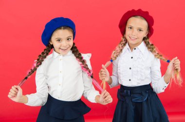 Okul arkadaşlığı. Aynı dalgada. Kız öğrenciler resmi okul üniforması giyer. Çocuklar güzel kızlar uzun örgülü saç. Süslü bir tarz. Örgülü küçük kızlar okula hazır. Okul moda konsepti