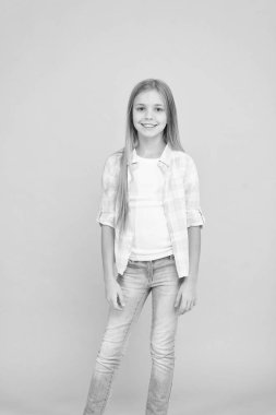 Ayak uydurarak moda kız. Küçük moda model güzellik bakışla. Şık küçük kız çocuğu. Uzun sarı saçlı küçük kız. Rahat tarzı giyen küçük çocuk. Büyük günlük giyim için
