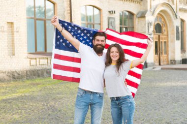 Ulusal kimliğimiz Amerikan. Amerikan vatandaşları ulusal egemenliği kutluyor. Sakallı adam ve seksi kız Abd ulusal bayrağı tutan. Amerikan bayrağı ulusal gururumuzun sembolüdür.