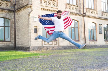 Kutlamaya katılın. Sokakta mutluluğunu ifade eden vatansever bir adam. Vatansever ruh. Vatansever adam Amerikan bayrağıyla atlıyor. Bağımsızlık günü. Sakallı hipster vatansever vatandaş. Mutlu ve gururlu