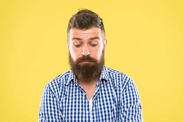 Une barbe aussi distinctive que vous. Brutal mec caucasien avec barbe sur fond jaune. Hipster non rasé avec poils de barbe texturés. Homme barbu avec moustache élégante et forme de barbe — Photo